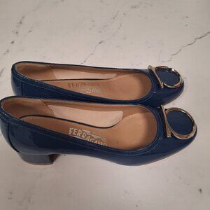 salvatore ferragamo blue ganichi buckle pump size 7